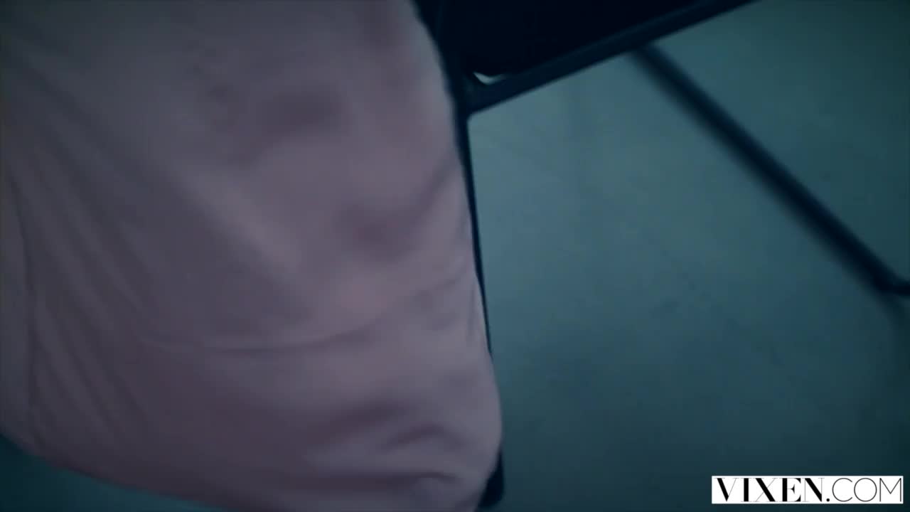 Buceta morena chupando piroca grossa e tomando leitada no rabo