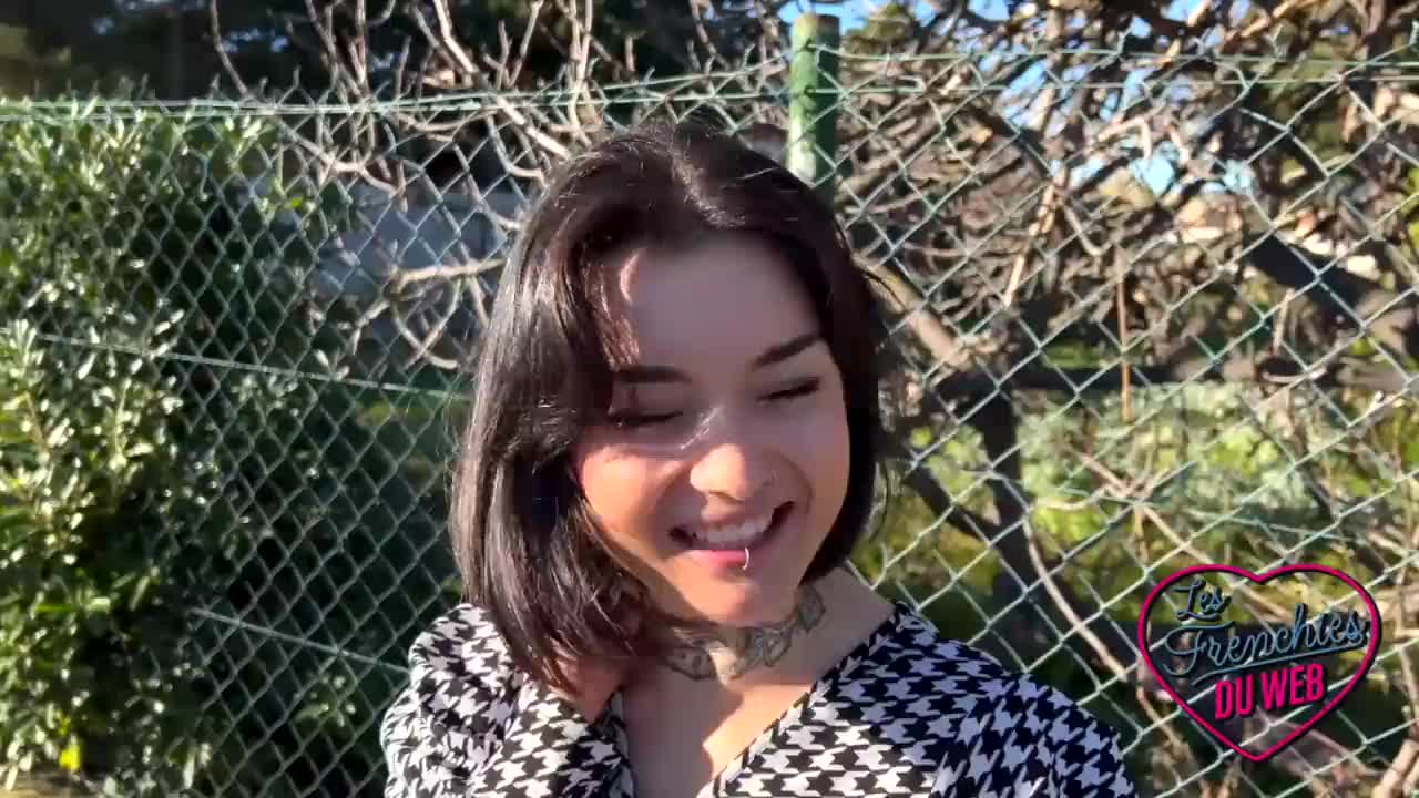 Rabuda peladinha macetando a putinha ao ar livre com tesão