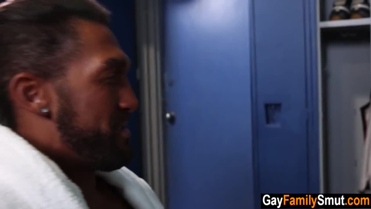 Samba pormo metendo rola grossa no cuzinho do chefe gozando sem pena