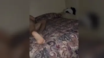 Buceta linda arregaçada e gozando no cuzinho da puta safada