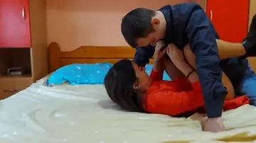 Bucetinha gostosaa arregaçando o cuzinho da novinha no motel