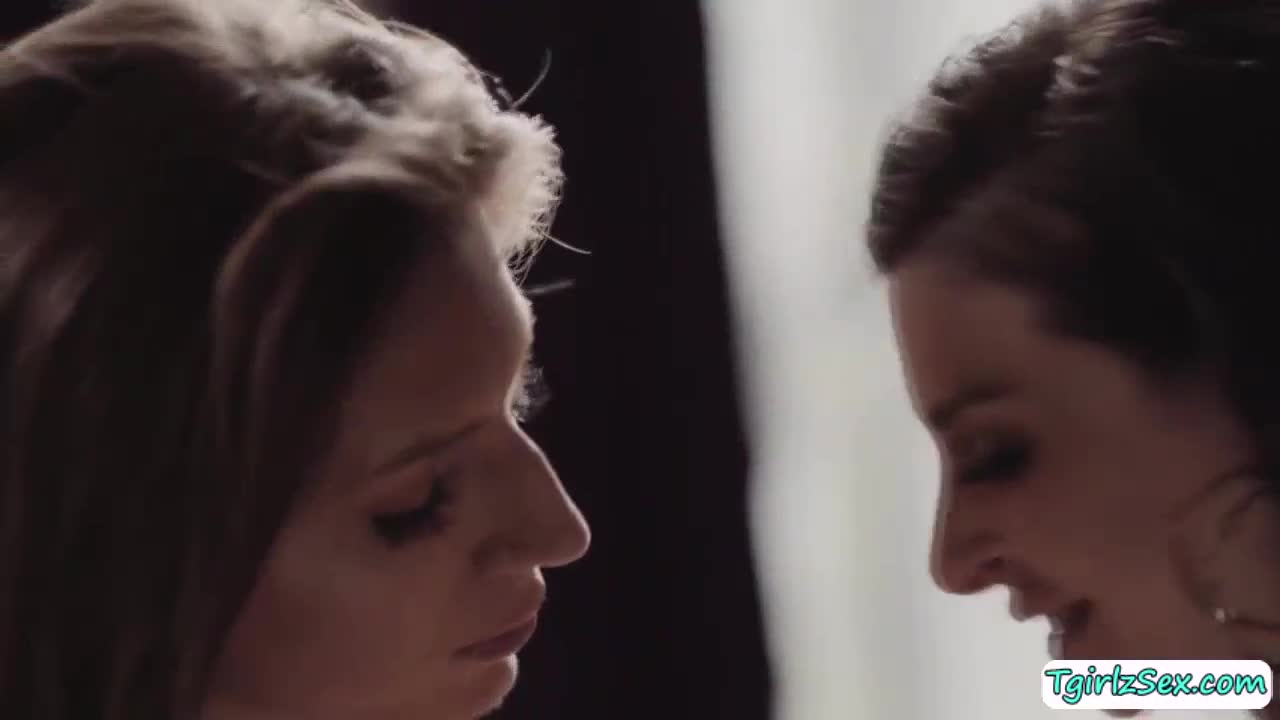 Bucetona gorda socando a xoxota no pauzão alucinante