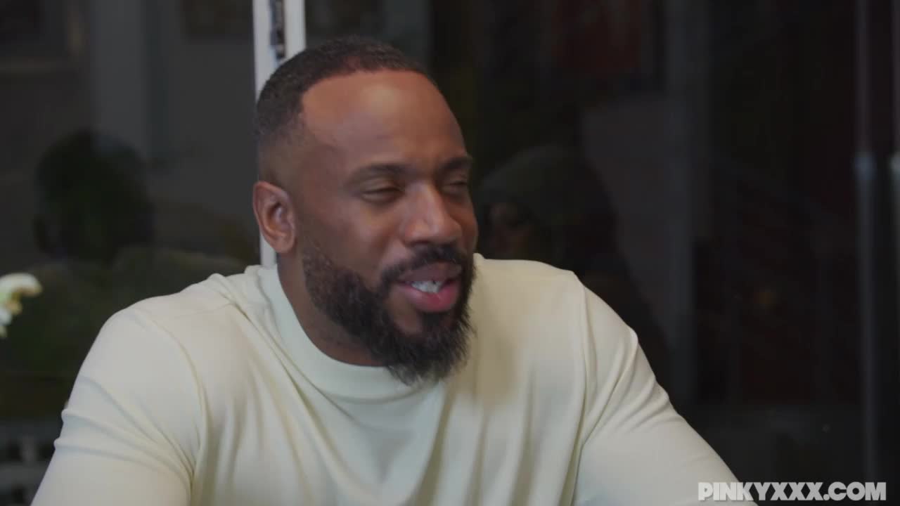 Chupando buceta gostosa negão socando forte na novinha rabuda