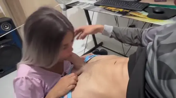 Loiras peladas arreganhando a xoxota e gemendo na leitada