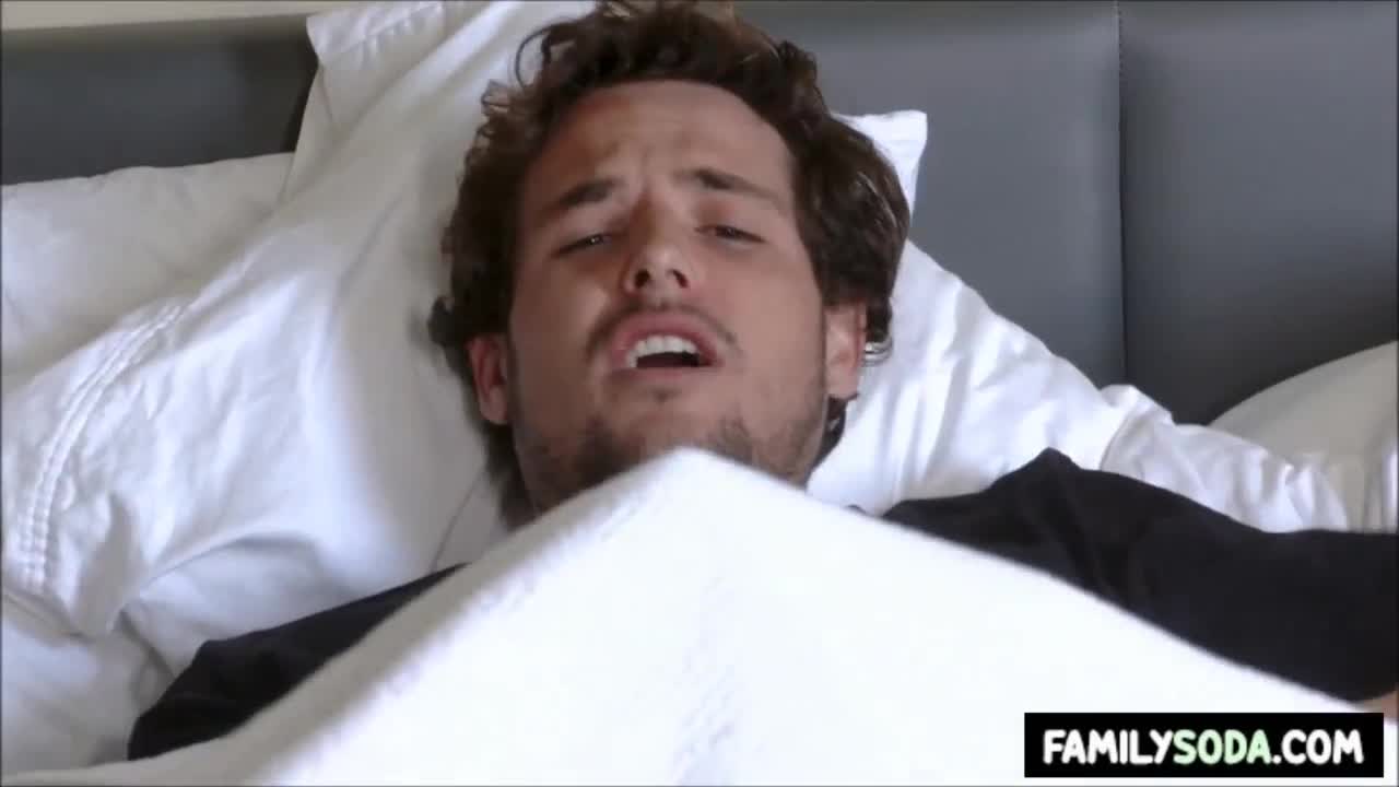 Magra pelada metendo gostoso no cuzinho da rabuda safada