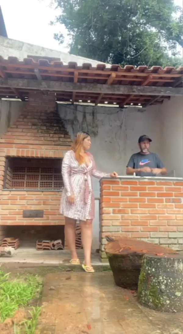 Morena gostosa fudendo o cuzinho enquanto a safada geme de tesão