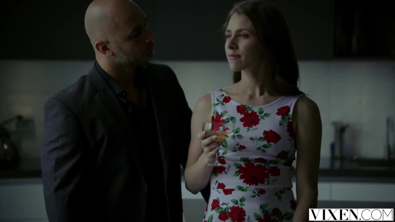 Putaria brasileira arrombando a novinha na pia da cozinha