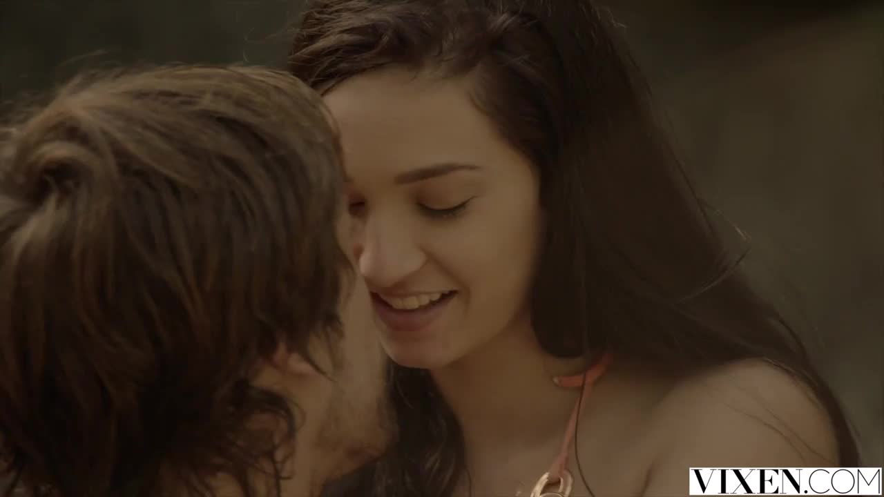 Putaria caseira arrombando novinhos no cuzinho e gozando dentro