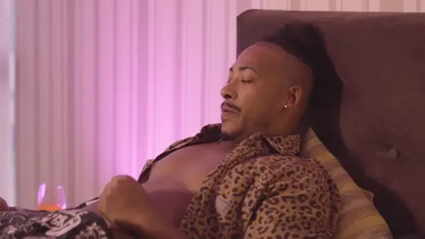 Tirando a virgindade arrombando o cuzinho da puta rabuda