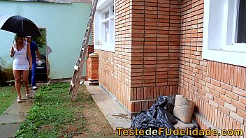 Amador brasileiro casada trai o marido com pedreiro dando sentada sensual até o leite escorrer