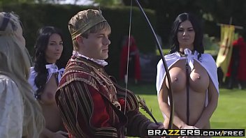 Duas mulher com buceta gozada transando com o rei de quatro numa cena quente e muito molhada