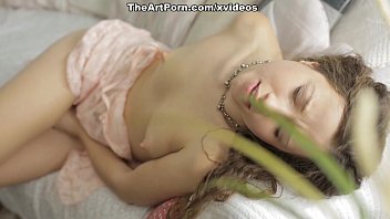 Gata deliciosa se tocando todinha e gemendo loucamente em orgasmo irresistível