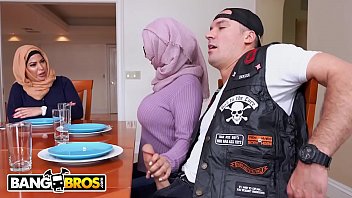 Gostosa sentando forte em uma orgia louca com amigas e amigos Gostosa sentando forte em uma orgia louca com amigas e amigos