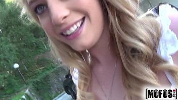 Loira deliciosa sendo fodida gostoso e gozando intensamente na cena porno