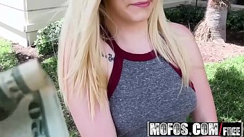 Loira do xramester é comida a quatro por machos famintos no vídeo proibido