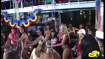 Mulheres sensuais fazem sexo ardente em carro durante carnaval incrível de 2019