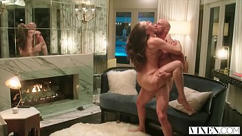 Pornodoido com uma morena peituda e gostosa transando muito e gemendo alto
