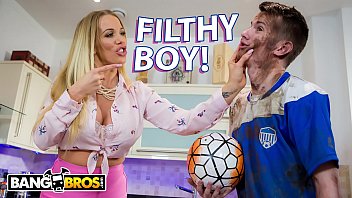 Volupiamodels uma loira ninfeta seduz e fode brutalmente o sobrinho virgem no sigilo