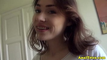 Gata no xvidio porno fudendo seu cuzinho até gozar muito melado e gemendo